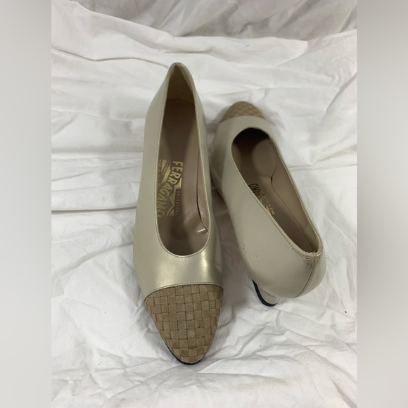 Vintage women metallic pearl SALVATORE FERRAGAMO heels pumps 8.5 AA - Picture 9 of 12